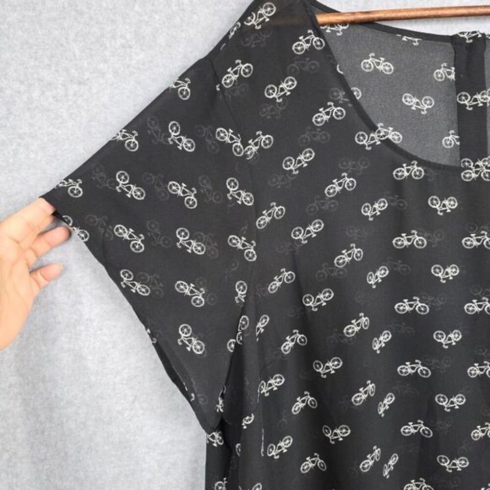 Torrid Top Blouse Womens Size 4 Black White Sheer Short Sleeve Bicycle Print NWT - Picture 2 of 13